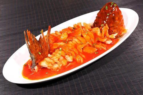 松鼠鱼的改刀过程视频,一招一式尽显厨艺魅力